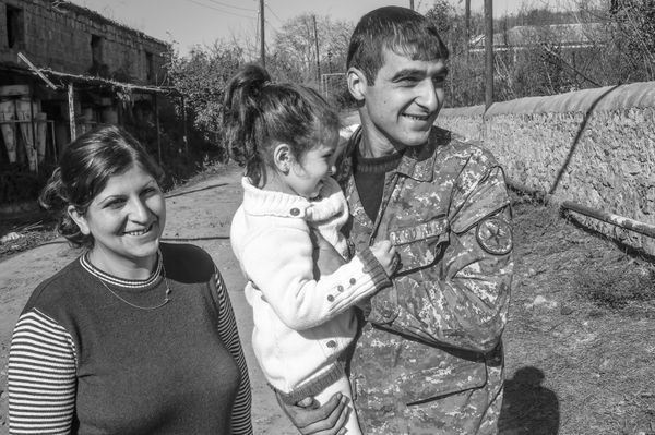 Армен Григорян и Мелине Мачкалян. Армен 6 лет служит в местной воинской части Армен Григорян и Мелине Мачкалян. Армен 6 лет служит в местной воинской части - Sputnik Армения
