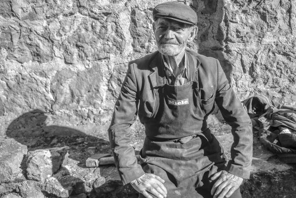 Дедушке Шаварш из села Мовсес 89 лет. Живу я хорошо, только беспокоюсь очень, когда стреляют по нашим селам, за наших детей Дедушке Шаварш из села Мовсес 89 лет. Живу я хорошо, только беспокоюсь очень, когда стреляют по нашим селам, за наших детей - Sputnik Армения