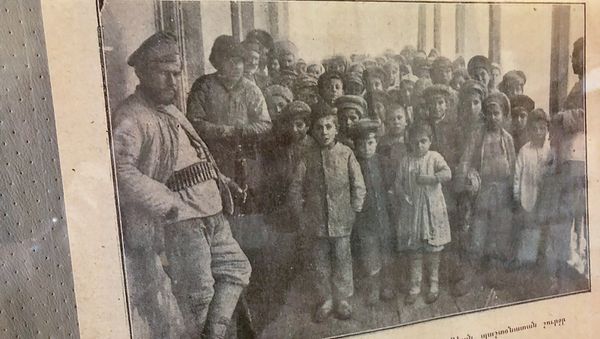 Очередь за хлебом около здания министерства заботы. Национальный архив Армении - Sputnik Արմենիա