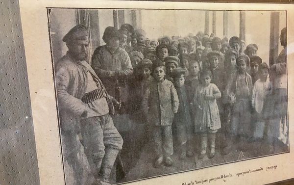 Очередь за хлебом около здания министерства заботы. Национальный архив Армении - Sputnik Армения