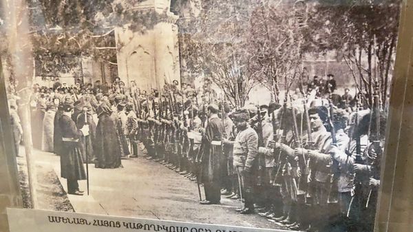 Католикос всех армян Саак II Хапаян благословляет солдат (1918 год). Национальный архив Армении - Sputnik Армения