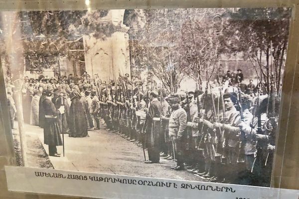 Католикос всех армян Саак II Хапаян благословляет солдатов (1918 год). Национальный архив Армении - Sputnik Армения