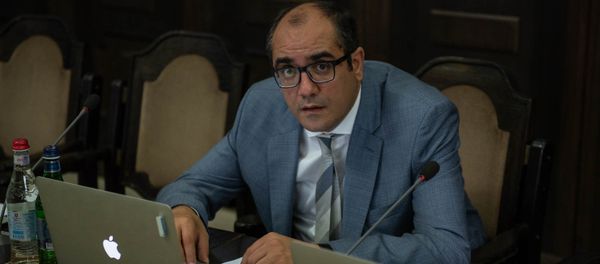 Министр по чрезвычайным ситуациям Армении Грачья Ростомян на заседании правительства Армении (24 мая 2018). Еревaн - Sputnik Արմենիա