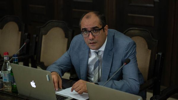 Министр по чрезвычайным ситуациям Армении Грачья Ростомян на заседании правительства Армении (24 мая 2018). Еревaн - Sputnik Армения