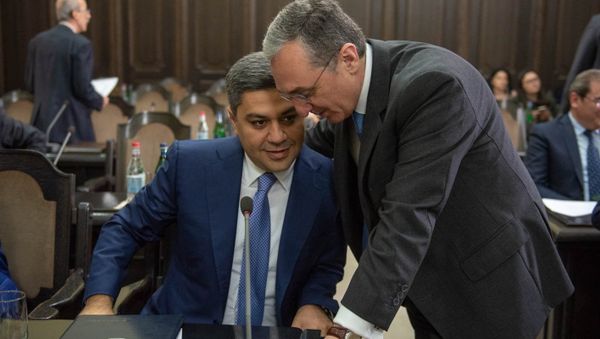 Министр иностранных дел Зограб Мнацаканян и директор СНБ Артур Ванецян на заседании правительства Армении (24 мая 2018). Еревaн - Sputnik Армения