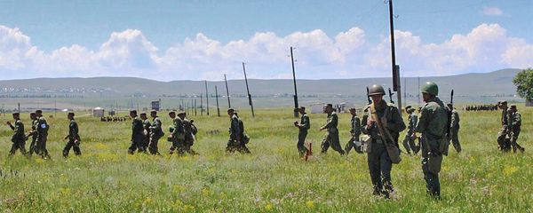 В Армении прошли состязания по военно-спортивному ориентированию с участием военнослужащих российской военной базы и Вооруженных сил республики - Sputnik Армения