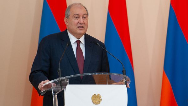 Президент Армении Армен Саркисян и представитель фонда Роберт Погосян и сыновья Альберт Погосян во время вручения премий деятелям науки и искусства (24 мая 2018). Еревaн - Sputnik Արմենիա