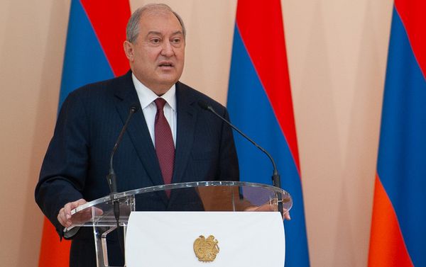 Президент Армении Армен Саркисян и представитель фонда Роберт Погосян и сыновья Альберт Погосян во время вручения премий деятелям науки и искусства (24 мая 2018). Еревaн - Sputnik Армения