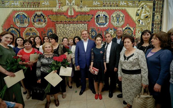 Церемония передачи ковра Ереван 2800 музею истории Еревана (19 мая 2018). Еревaн Церемония передачи ковра Ереван 2800 музею истории Еревана (19 мая 2018). Еревaн - Sputnik Армения
