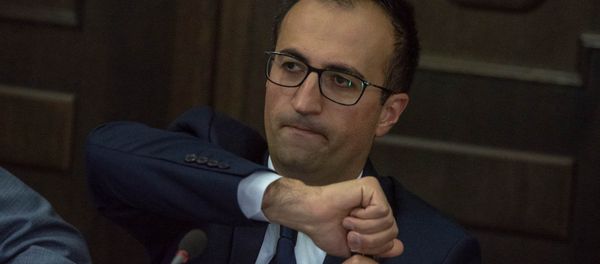 Mинистр здравоохранения Арсен Торосян на заседании правительства Армении (24 мая 2018). Еревaн Mинистр здравоохранения Арсен Торосян на заседании правительства Армении (24 мая 2018). Еревaн - Sputnik Արմենիա