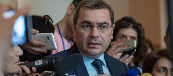Беседа с журналистами председателя КГД Давида Ананяна после заседания правительства Армении (24 мая 2018). Еревaн Беседа с журналистами председателя КГД Давида Ананяна после заседания правительства Армении (24 мая 2018). Еревaн - Sputnik Армения