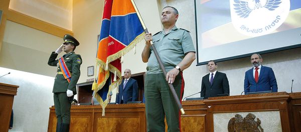 Премьер-министр Никол Пашинян представил нового главу Генштаба ВС во время встречи с высшим офицерским составом (25 мая 2018). Еревaн Премьер-министр Никол Пашинян представил нового главу Генштаба ВС во время встречи с высшим офицерским составом (25 мая 2018). Еревaн - Sputnik Армения