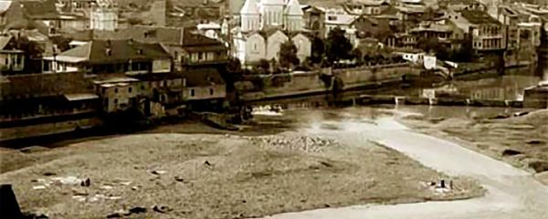 Здание ереванской средней школы Гаянян во дворе церкви Погос-Петрос. Национальный архив Армении Здание ереванской средней школы Гаянян во дворе церкви Погос-Петрос. Национальный архив Армении - Sputnik Արմենիա