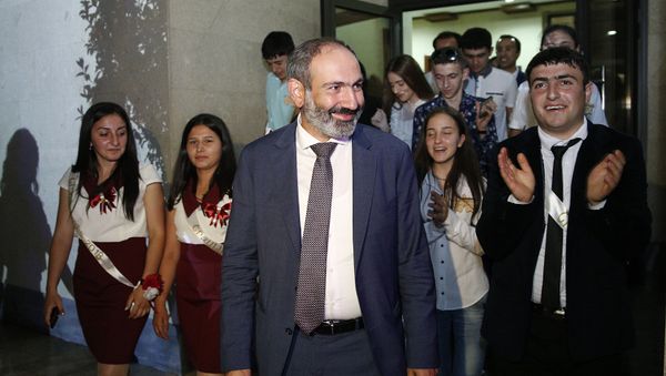 Последний звонок выпускников приграничных районов в правительственной резиденции (25 мая 2018). Еревaн Последний звонок выпускников приграничных районов в правительственной резиденции (25 мая 2018). Еревaн - Sputnik Армения