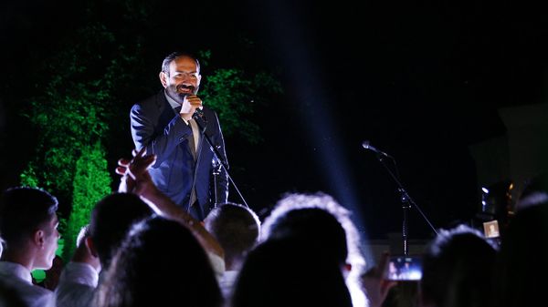 Поздравительная речь премьер-министра Никола Пашиняна выпускникам приграничных районов в правительственной резиденции (25 мая 2018). Еревaн Поздравительная речь премьер-министра Никола Пашиняна выпускникам приграничных районов в правительственной резиденции (25 мая 2018). Еревaн - Sputnik Армения