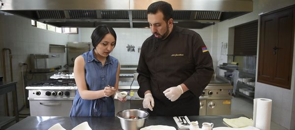 В гостях у шеф-повара: как приготовить Греческий салат и Стейк из лосося В гостях у шеф-повара: как приготовить Греческий салат и Стейк из лосося - Sputnik Армения