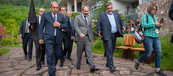 Премьер-министр Армении Никол Пашинян и российский предприниматель Рубен Варданян. (26 мая 2018). Дилижан Премьер-министр Армении Никол Пашинян и российский предприниматель Рубен Варданян. (26 мая 2018). Дилижан - Sputnik Армения