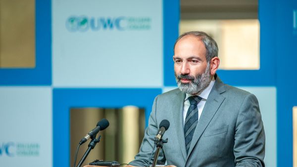 Премьер-министр Никол Пашинян посетил международную школу UWC Dilijan College (26 мая 2018). Дилижан - Sputnik Армения