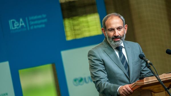 Премьер-министр Никол Пашинян посетил международную школу UWC Dilijan College (26 мая 2018). Дилижан - Sputnik Армения