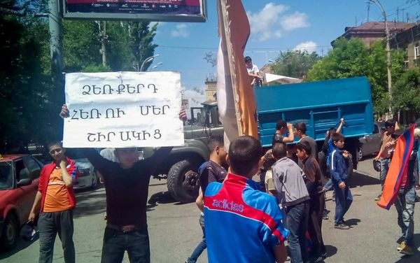 Болельщики ФК Ширак блокировали движение в центре города и требуют отставки президента ФФА Рубена Айрапетяна (27 мая 2018). Гюмри - Sputnik Армения