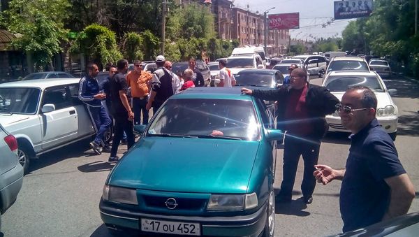 Болельщики ФК Ширак блокировали движение в центре города и требуют отставки президента ФФА Рубена Айрапетяна (27 мая 2018). Гюмри - Sputnik Армения
