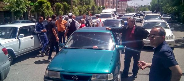 Болельщики ФК Ширак блокировали движение в центре города и требуют отставки президента ФФА Рубена Айрапетяна (27 мая 2018). Гюмри Болельщики ФК Ширак блокировали движение в центре города и требуют отставки президента ФФА Рубена Айрапетяна (27 мая 2018). Гюмри - Sputnik Армения