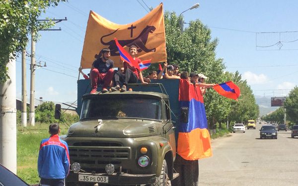 Болельщики ФК Ширак блокировали движение в автотрассы Гюмри-Ереван и требуют отставки президента ФФА Рубена Айрапетяна (27 мая 2018). Гюмри - Sputnik Армения