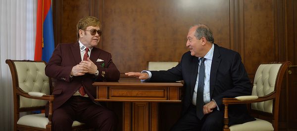 Президент Армении Армен Саркисян принял Элтона Джона (27 мая 2018). Еревaн - Sputnik Արմենիա