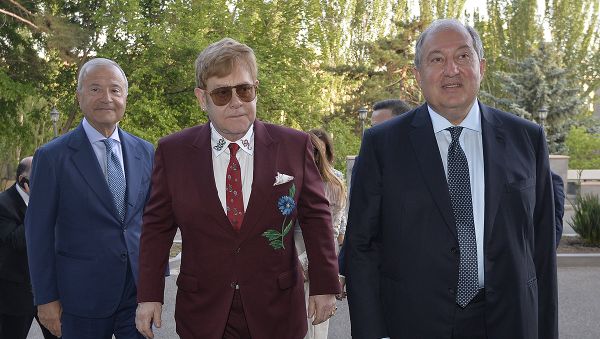 Президент Армении Армен Саркисян и Элтон Джон посетили мероприятие для детей, имеющих проблемы со здоровьем (27 мая 2018). Еревaн - Sputnik Армения