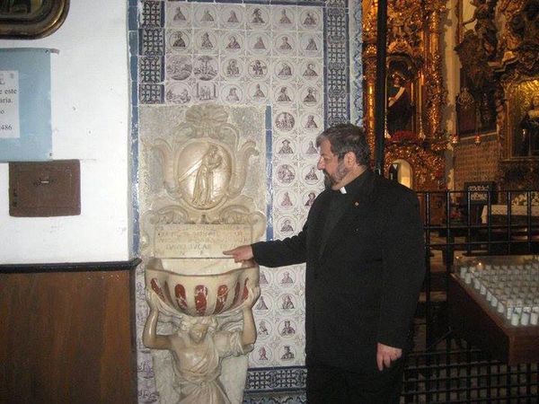Священнослужитель Сасун Змрухтян в Церкови Санта Маирия де Назарена в Кадисе, Испания Священнослужитель Сасун Змрухтян в Церкови Санта Маирия де Назарена в Кадисе, Испания - Sputnik Армения