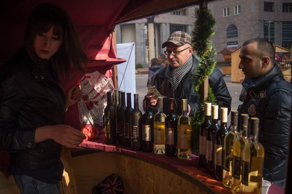 Ярмарка-дегустация вина в центре Ереване Ярмарка-дегустация вина в центре Ереване - Sputnik Армения