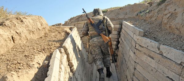 Армянский военнослужащий на боевой позициии - Sputnik Արմենիա
