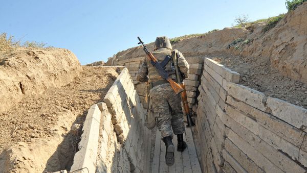 Армянский военнослужащий на боевой позициии - Sputnik Армения
