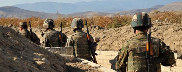 Армянские военнослужащие на боевой позициии - Sputnik Армения