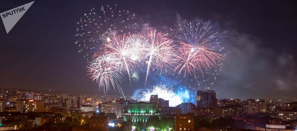 Салют в день 100-летия провозглашения Первой Республики и Победы в Сардарапатском сражении (28 мая 2018). Еревaн Салют в день 100-летия провозглашения Первой Республики и Победы в Сардарапатском сражении (28 мая 2018). Еревaн - Sputnik Армения
