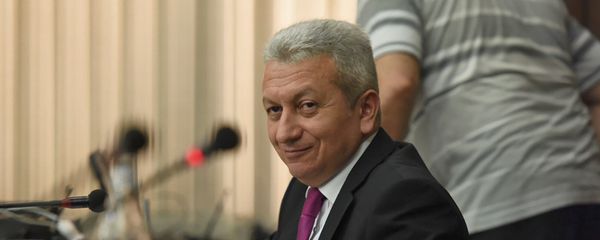 Министр финансов Армении Атом Джанджугазян в парламенте (29 мая 2018). Еревaн Министр финансов Армении Атом Джанджугазян в парламенте (29 мая 2018). Еревaн - Sputnik Армения