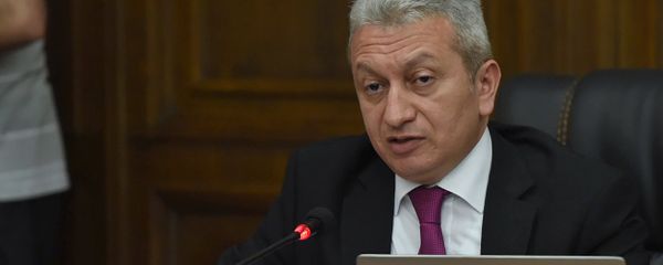 Министр финансов Армении Атом Джанджугазян в парламенте (29 мая 2018). Еревaн Министр финансов Армении Атом Джанджугазян в парламенте (29 мая 2018). Еревaн - Sputnik Армения