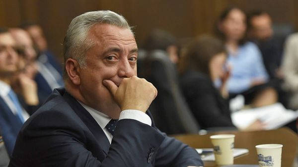 Председатель Центрального банка Армении Артур Джавадян в парламенте (29 мая 2018). Еревaн Председатель Центрального банка Армении Артур Джавадян в парламенте (29 мая 2018). Еревaн - Sputnik Արմենիա