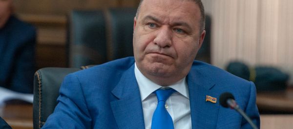 Депутат от фракции Царукян, вице-спикер НС Микаел Мелкумян в парламенте (29 мая 2018). Еревaн Депутат от фракции Царукян, вице-спикер НС Микаел Мелкумян в парламенте (29 мая 2018). Еревaн - Sputnik Армения