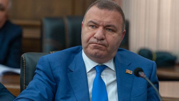 Депутат от фракции Царукян, вице-спикер НС Микаел Мелкумян в парламенте (29 мая 2018). Еревaн - Sputnik Армения