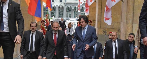 Премьер-министр Армении Никол Пашинян встретился со спикером парламента Грузии Ираклием Кобахидзе (30 мая 2018). Тбилиси - Sputnik Արմենիա