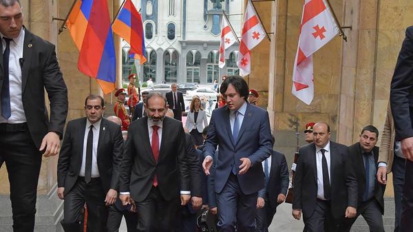 Премьер-министр Армении Никол Пашинян встретился со спикером парламента Грузии Ираклием Кобахидзе (30 мая 2018). Тбилиси - Sputnik Армения