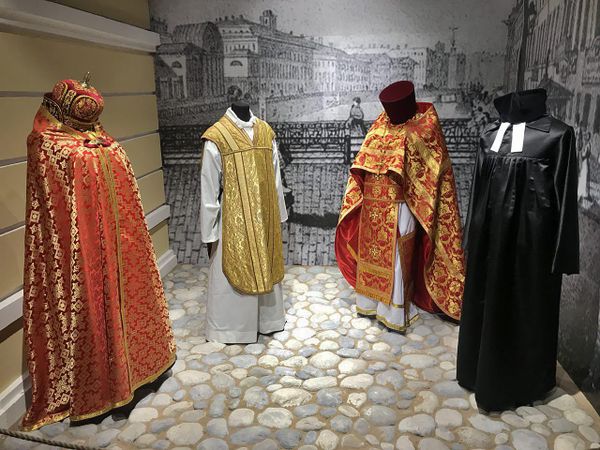 Одеяния священнослужителей (первое слева - одежда армянского священника) в мультимедийном историческом парке Россия - моя история, Санкт-Петербург - Sputnik Армения