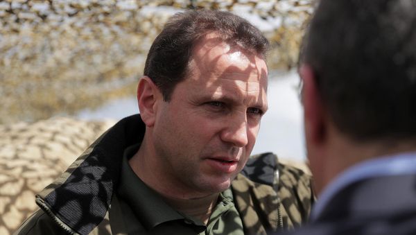 Министры обороны Давид Тоноян и иностранных дел Зограб Мнацаканян на армяно-азербайджанской границе (18 мая 2018) - Sputnik Армения