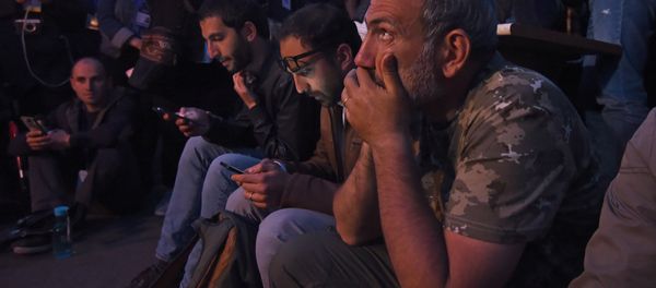 Никол Пашинян, Тигран Авинян и Рубен Рубинян во время митинга на площади Республики (18 апреля 2018). Еревaн - Sputnik Արմենիա