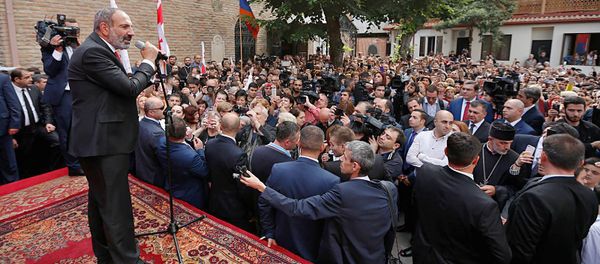 Премьер-министр Армении Никол Пашинян встретился с общиной армян Грузии (30 мая 2018). Тбилиси Премьер-министр Армении Никол Пашинян встретился с общиной армян Грузии (30 мая 2018). Тбилиси - Sputnik Армения