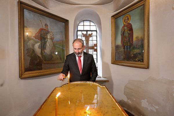 Премьер-министр Армении Никол Пашинян в церкви Сурб Геворк (30 мая 2018). Тбилиси Премьер-министр Армении Никол Пашинян в церкви Сурб Геворк (30 мая 2018). Тбилиси - Sputnik Армения