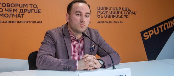 Джонни Меликян во время видеомоста Тбилиси-Ереван, посвященному анализу перспектив армяно-грузинского сотрудничества Джонни Меликян во время видеомоста Тбилиси-Ереван, посвященному анализу перспектив армяно-грузинского сотрудничества - Sputnik Армения