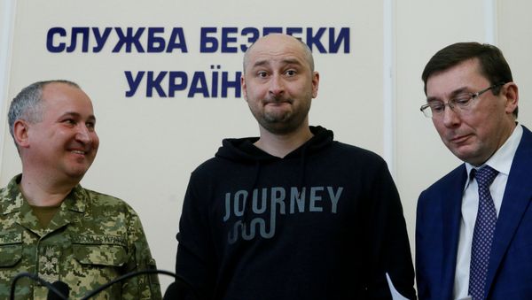 Совместный брифинг генпрокурора Украины Юрий Луценко, российского журналиста Аркадия Бабченко и главы СБУ Василия Грицака (30 мая 2018). Киев, Украина - Sputnik Армения