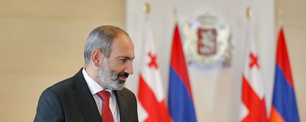 Премьер-министр Армении Никол Пашинян во время встречи со спикером парламента Грузии Ираклием Кобахидзе (30 мая 2018). Тбилиси - Sputnik Армения